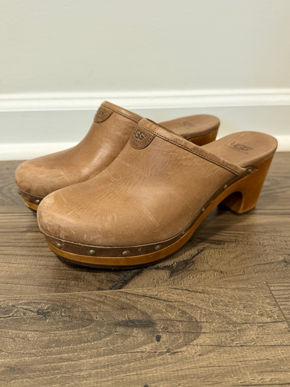 UGG 1951 Leather Sheepskin Lined Clogs Size 6 Brown